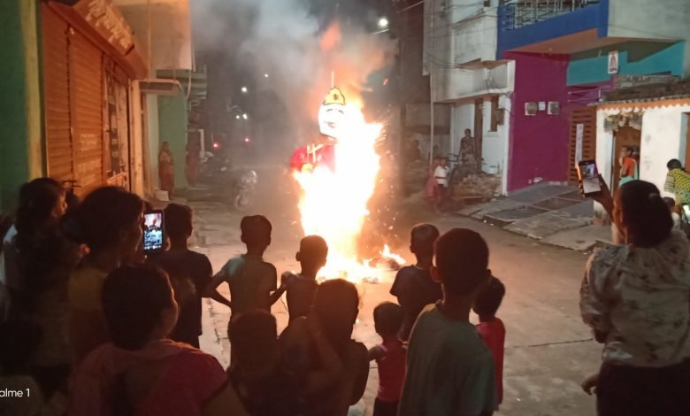 भिलाई: केम्प 1 में जगह जगह रावण दहन,धू धू कर जला रावण भिलाई: केम्प 1 में जगह जगह रावण दहन,धू धू कर जला रावण