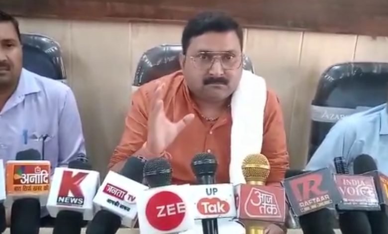 कासगंज: अयोध्या के तर्ज पर  कासगंज के हथौडावन के अमृत सरोवर में 11 हजार दीपक