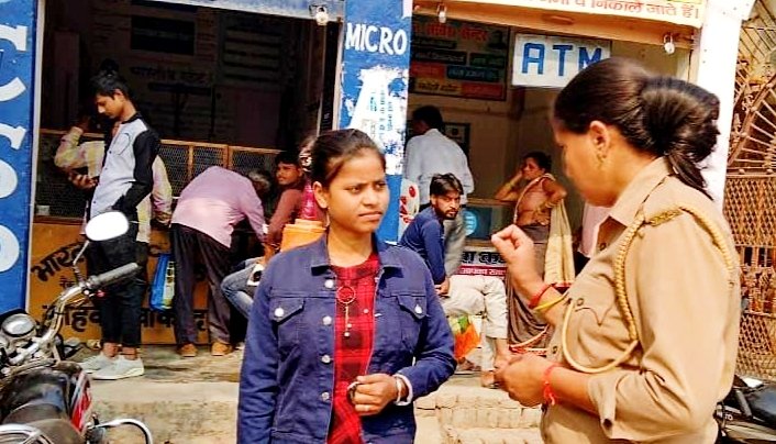 कासगंज: अमांपुर में एंटी रोमियों टीम ने चलाया जागरूकता अभियान कासगंज: अमांपुर में एंटी रोमियों टीम ने चलाया जागरूकता अभियान