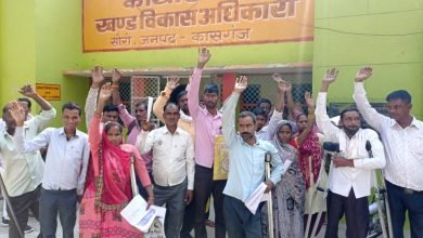 कासगंज: मनरेगा कार्ड बनाने की मांग को लेकर दिव्यांगों ने किया प्रदर्शन