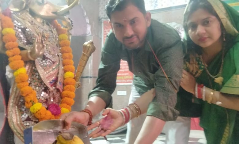 कासगंज: भगवान वराह का अभिषेक किया,आरती उतारकर प्रसाद बांटा कासगंज: भगवान वराह का अभिषेक किया,आरती उतारकर प्रसाद बांटा