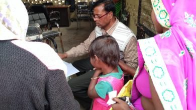 कासगंज: अमांपुर प्राथमिक स्वास्थ्य केंद्र पर एंटी रेबीज वैक्सीन लगवाने उमड़े लोग।
