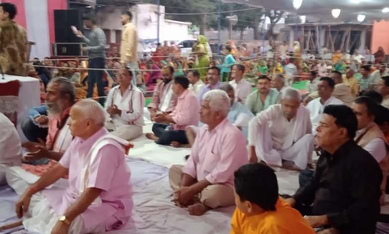 कासगंज: छठे दिवस में हुआ रुकमणी का भगवान श्री कृष्ण के साथ विवाह, हुई फूलों की बौछार कासगंज: छठे दिवस में हुआ रुकमणी का भगवान श्री कृष्ण के साथ विवाह, हुई फूलों की बौछार
