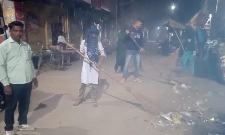 कासगंज: अमांपुर में साफ सफाई अभियान ,दिया सदेंश कासगंज: अमांपुर में साफ सफाई अभियान ,दिया सदेंश