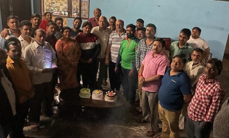 कासगंज: अमांपुर में धूमधाम से मनाया गया नगर संघचालक राकेश पाराशर का जन्मदिन