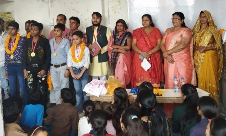 कासगंज: आरबीडी कंप्यूटर एजुकेशन सेंटर ने कम्प्युटर सामान्य ज्ञान प्रतियोगिता के विजेता पुरस्कृत किए