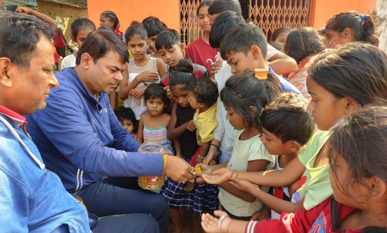 भिलाई: बच्चों संग दया सिंह ने सेलिब्रेट किया बाल दिवस, मिठाइयों के साथ बांटे गिफ्ट, बच्चों के चेहरे पर आई मुस्कान भिलाई: बच्चों संग दया सिंह ने सेलिब्रेट किया बाल दिवस, मिठाइयों के साथ बांटे गिफ्ट, बच्चों के चेहरे पर आई मुस्कान