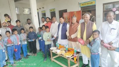 कासगंज: सेन्ट वी0 एन0 पब्लिक स्कूल में बाल दिवस के दौरान खेलकूद प्रतियोगिताओं के विजेताओं को विधायक हरिओम वर्मा ने किया पुरस्कृत