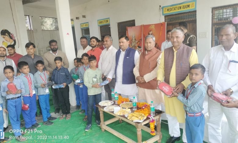 कासगंज: सेन्ट वी0 एन0 पब्लिक स्कूल में बाल दिवस के दौरान खेलकूद प्रतियोगिताओं के विजेताओं को विधायक हरिओम वर्मा ने किया पुरस्कृत कासगंज: सेन्ट वी0 एन0 पब्लिक स्कूल में बाल दिवस के दौरान खेलकूद प्रतियोगिताओं के विजेताओं को विधायक हरिओम वर्मा ने किया पुरस्कृत