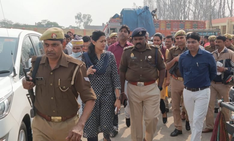कासगंज:आगामी नगरनिकाय चुनाव डीएम एसपी ने सुरक्षा व्यवस्था का लिया जायजा कासगंज:आगामी नगरनिकाय चुनाव डीएम एसपी ने सुरक्षा व्यवस्था का लिया जायजा