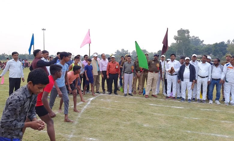 कासगंज: पुलिस अधीक्षक ने प्रतियोगिता का हरी झण्डी दिखाकर किया शुभारंभ कासगंज: पुलिस अधीक्षक ने प्रतियोगिता का हरी झण्डी दिखाकर किया शुभारंभ