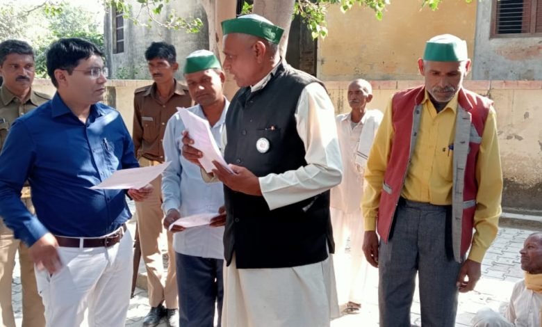 कासगंज: भाकियू टिकैत के बैनर तले पदाधिकारियों ने एसडीएम को सौंपा कासगंज: भाकियू टिकैत के बैनर तले पदाधिकारियों ने एसडीएम को सौंपा