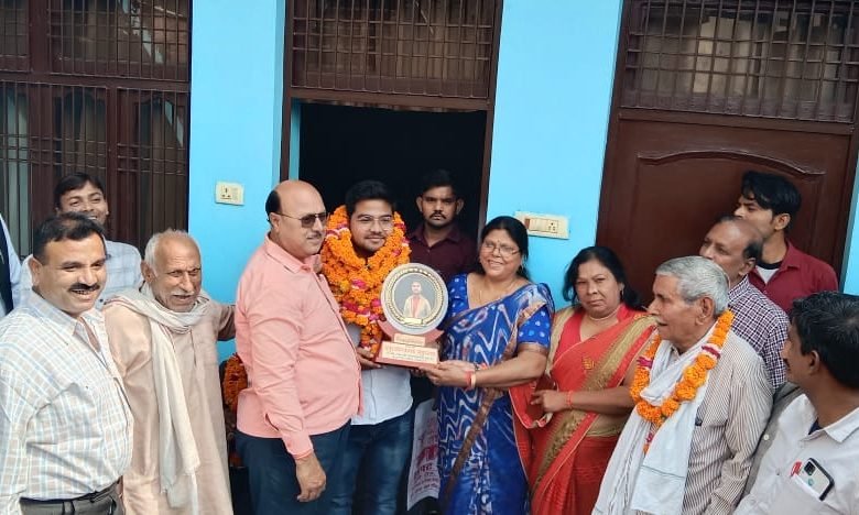 कासगंज: एमबीबीएस में चयनित होने पर रघुप्रताप का अमापुर में भव्य स्वागत