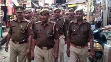 कासगंज: अमांपुर में पुलिस ने किया पैदल फ्लैग मार्च, बताए यातायात के नियम