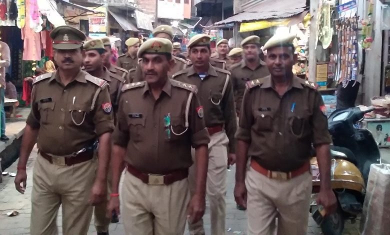 कासगंज: अमांपुर में पुलिस ने किया पैदल फ्लैग मार्च, बताए यातायात के नियम कासगंज: अमांपुर में पुलिस ने किया पैदल फ्लैग मार्च, बताए यातायात के नियम