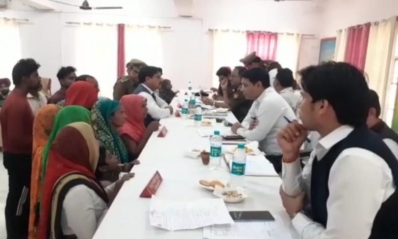 कासगंज: एडीएम और एएसपी ने सुनीं फरियादियों समस्याएं कासगंज: एडीएम और एएसपी ने सुनीं फरियादियों समस्याएं