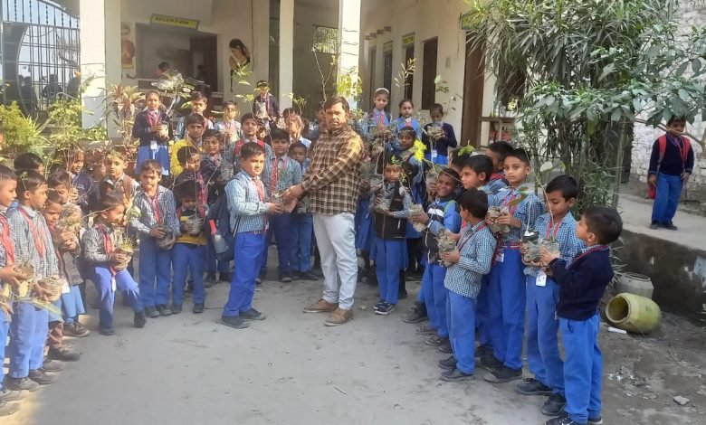कासगंज:प्राणदायिनी ऑक्सीजन गैस पेड़ पौधों से प्राप्त होती है-चौहान कासगंज:प्राणदायिनी ऑक्सीजन गैस पेड़ पौधों से प्राप्त होती है-चौहान