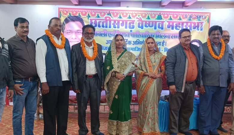 भिलाई: पार्षद दुर्गा बाई वैष्णव ने विधायक देवेंद्र यादव से की वैष्णव भवन बनाने की मांग भिलाई: पार्षद दुर्गा बाई वैष्णव ने विधायक देवेंद्र यादव से की वैष्णव भवन बनाने की मांग