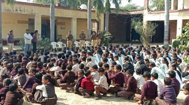 कासगंज: अमांपुर में छात्र-छात्राओं को साइबर अपराध को लेकर जागरूक किया कासगंज: अमांपुर में छात्र-छात्राओं को साइबर अपराध को लेकर जागरूक किया