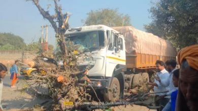 कासगंज: मानपुर नगरिया में अनियंत्रित होकर ट्रक पेड़ से टकराया,किसान बाल बाल बचें