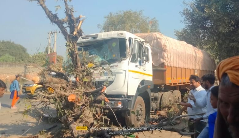 कासगंज: मानपुर नगरिया में अनियंत्रित होकर ट्रक पेड़ से टकराया,किसान बाल बाल बचें कासगंज: मानपुर नगरिया में अनियंत्रित होकर ट्रक पेड़ से टकराया,किसान बाल बाल बचें