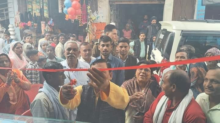 कासगंज: फौजी गारमेंट्स का फीता काटकर किया शुभारंभ कासगंज: फौजी गारमेंट्स का फीता काटकर किया शुभारंभ