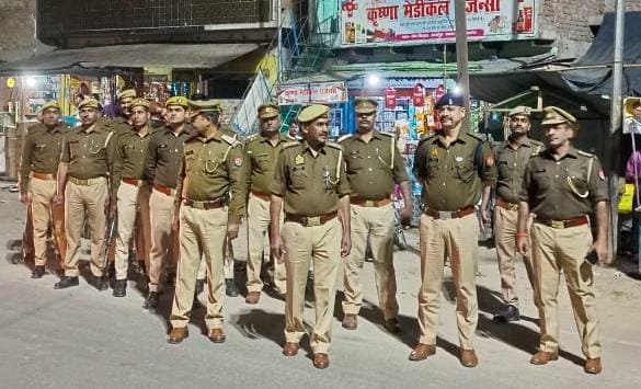 कासगंज: क्षेत्राधिकारी डीके पंत ने पुलिस बल के साथ किया पैदल फ्लैग मार्च… कासगंज: क्षेत्राधिकारी डीके पंत ने पुलिस बल के साथ किया पैदल फ्लैग मार्च…