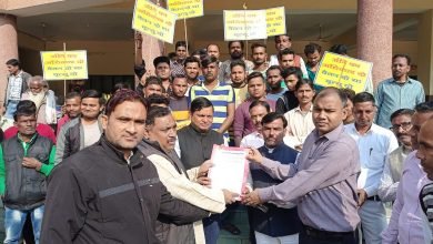 कासगंज: सफाई कर्मियों ने मांगों को लेकर कई संगठनों में दिया जिलाधिकारी कार्यालय पर धरना