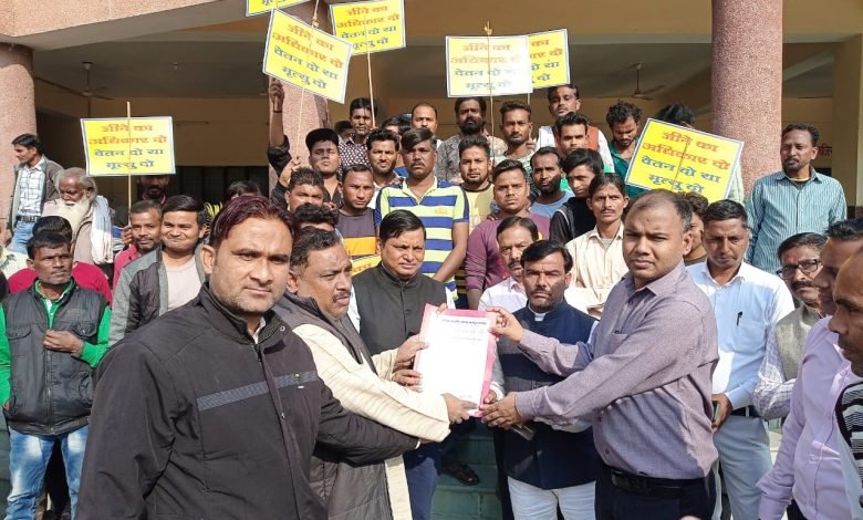 कासगंज: सफाई कर्मियों ने मांगों को लेकर कई संगठनों में दिया जिलाधिकारी कार्यालय पर धरना