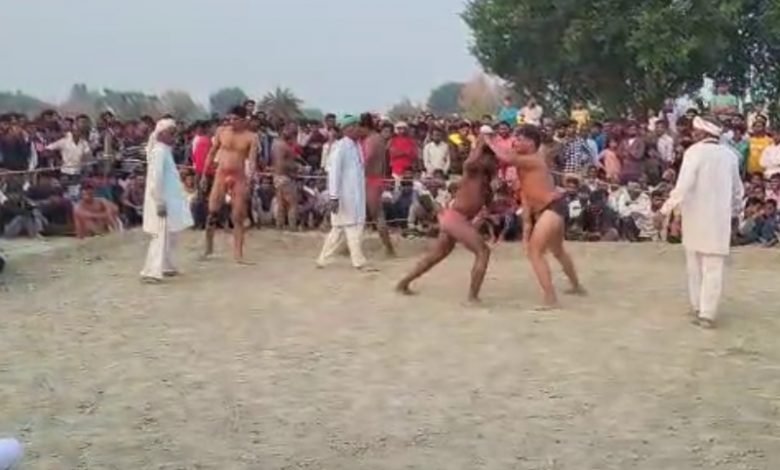 कासगंज: कुश्ती दंगल में पहलवानों ने दिखाएं दावपेंच कासगंज: कुश्ती दंगल में पहलवानों ने दिखाएं दावपेंच