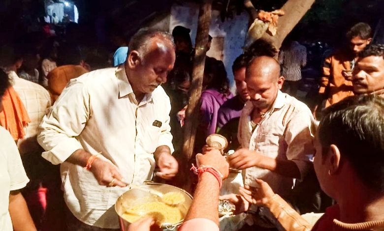 भिलाई: पंचमुखी हनुमान मंदिर पर खिचड़ी वितरण का कार्यक्रम हुआ भिलाई: पंचमुखी हनुमान मंदिर पर खिचड़ी वितरण का कार्यक्रम हुआ