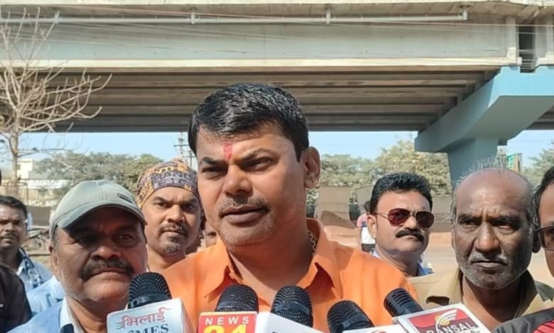 भिलाई: निगम कर्मियों को भाजपा पार्षद दया सिंह का समर्थन, एकदिवसीय धरने पर हुए शामिल, बोले- अपने कर्मियों को वेतन देने में सरकार नाकाम भिलाई: निगम कर्मियों को भाजपा पार्षद दया सिंह का समर्थन, एकदिवसीय धरने पर हुए शामिल, बोले- अपने कर्मियों को वेतन देने में सरकार नाकाम