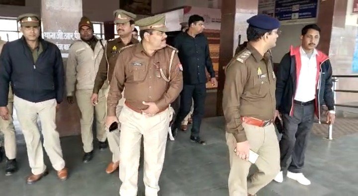 कासगंज: नववर्ष को लेकर शहर में किया पुलिस ने पैदल फ्लैग मार्च कासगंज: नववर्ष को लेकर शहर में किया पुलिस ने पैदल फ्लैग मार्च
