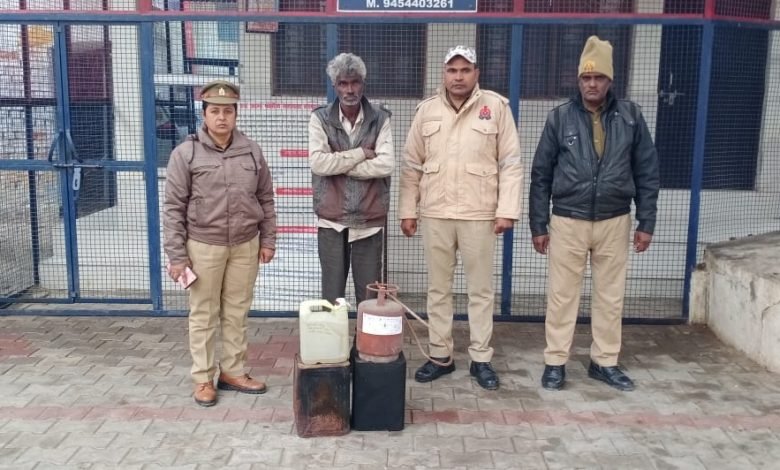 पांच लीटर कच्ची शराब के साथ एक गिरफ्तार पांच लीटर कच्ची शराब के साथ एक गिरफ्तार
