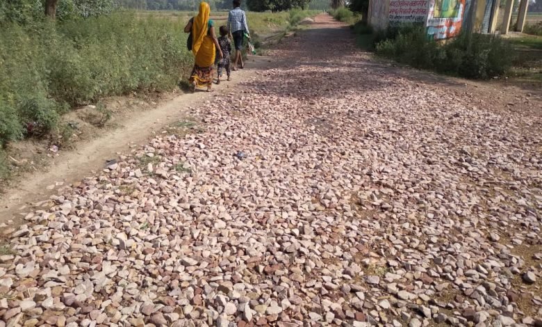कासगंज: अमांपुर के हरथरा मार्ग पर साल भर से पड़ी गिटिटयां, अब तक नही बनी 1 किलोमीटर लंबी सड़क,ग्रामीण परेशान