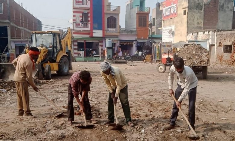 कासगंज: अमांपुर नगर पंचायत ने चलाया सफाई अभियान कासगंज: अमांपुर नगर पंचायत ने चलाया सफाई अभियान