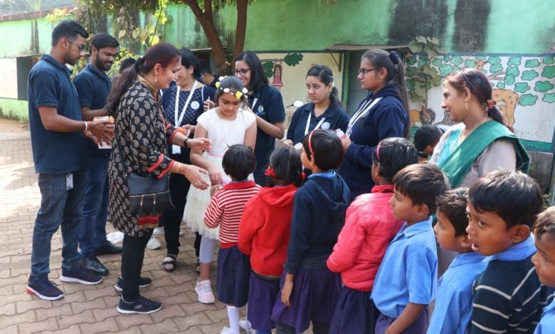 भिलाई: अमेरिका से पहुंचे शासकीय प्राथमिक शाला के बच्चो के साथ मनाया जन्मदिन