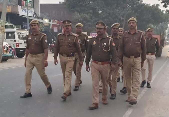 कासगंज: पुलिस ने किया पैदल फ्लैग मार्च, पुलिस ने बढ़ाई सतर्कता