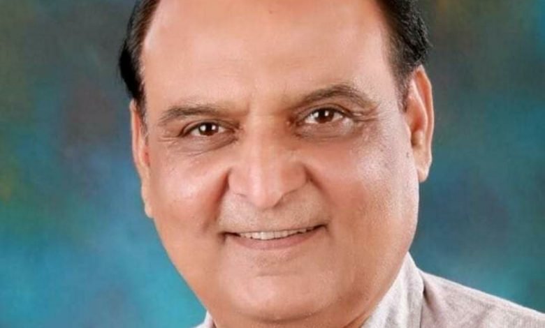 कासगंज: भाजपा जिलाध्यक्ष ने पूर्व मंत्री नीरज किशोर को दिलाई सदस्यता