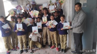 कासगंज: मानपुर नगरिया में किताब पा बच्चों के खिले चेहरे