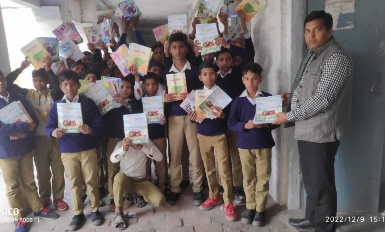 कासगंज: मानपुर नगरिया में किताब पा बच्चों के खिले चेहरे