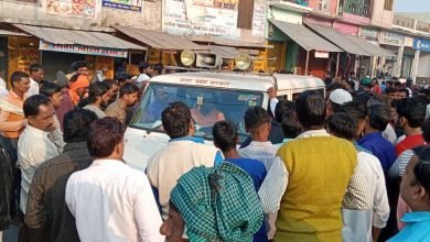 कासगंज: जीएसटी टीम की कार्रवाई से व्यापारियों में हड़कंप, बाजार में दुकानों के शटर गिराकर इधर-उधर हटते दिखाई दिए व्यापारी