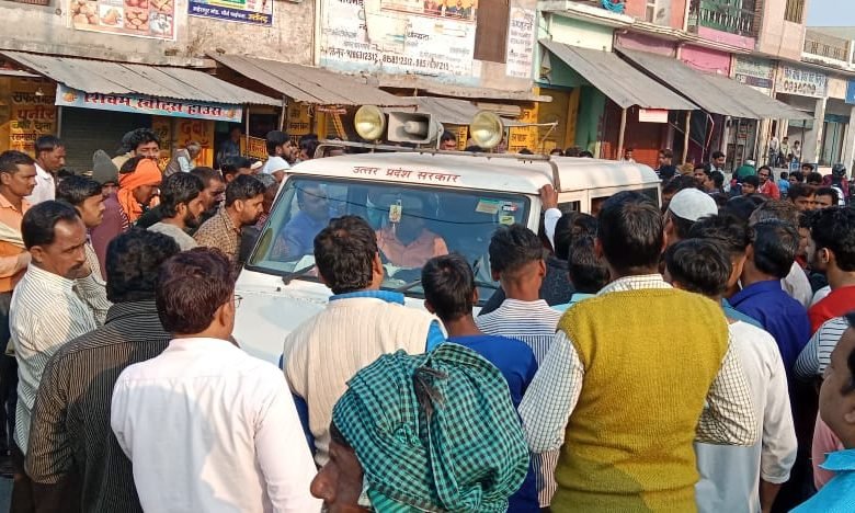 कासगंज: जीएसटी टीम की कार्रवाई से व्यापारियों में हड़कंप, बाजार में दुकानों के शटर गिराकर इधर-उधर हटते दिखाई दिए व्यापारी कासगंज: जीएसटी टीम की कार्रवाई से व्यापारियों में हड़कंप, बाजार में दुकानों के शटर गिराकर इधर-उधर हटते दिखाई दिए व्यापारी