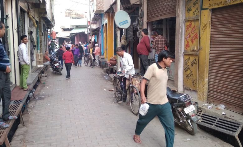 कासगंज: अमांपुर में चौथे दिन भी जीएसटी टीम के छापे की अफवाह से बाजार में धड़ाधड़ गिरे शटर…फिर