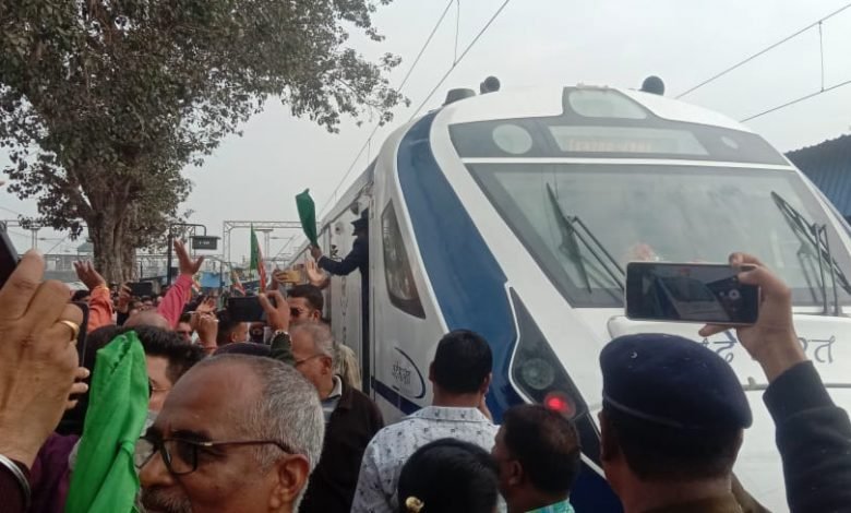 दुर्ग: दुर्ग में वंदे मातरम एक्सप्रेस ट्रेन का बीजेपी के दिग्गज नेताओं कुछ ऐसें किया भव्य स्वागत दुर्ग: दुर्ग में वंदे मातरम एक्सप्रेस ट्रेन का बीजेपी के दिग्गज नेताओं कुछ ऐसें किया भव्य स्वागत