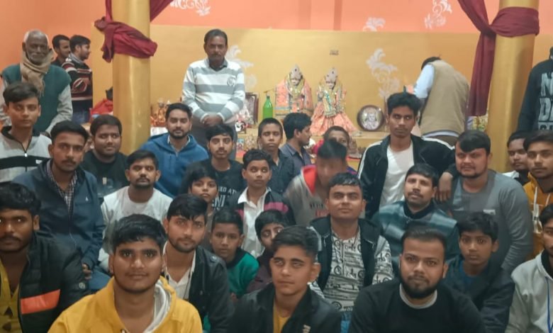 कासगंज: राधा-कृष्ण मंदिर में गूंजा हनुमान चालीसा, हुआ हनुमान चालीसा का पाठ कासगंज: राधा-कृष्ण मंदिर में गूंजा हनुमान चालीसा, हुआ हनुमान चालीसा का पाठ