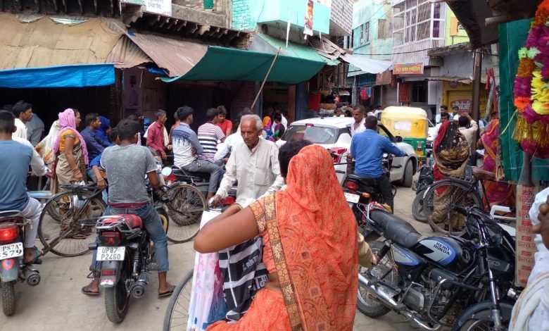 कासगंज: अमांपुर में नही हो रहा साप्ताहिक बंदी का पालन कासगंज: अमांपुर में नही हो रहा साप्ताहिक बंदी का पालन