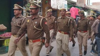 कासगंज:  पुलिस ने पैदल फ्लैग मार्च कर दिया लोगों को सुरक्षा का संदेश