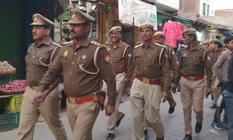 कासगंज: पुलिस ने पैदल फ्लैग मार्च कर दिया लोगों को सुरक्षा का संदेश कासगंज: पुलिस ने पैदल फ्लैग मार्च कर दिया लोगों को सुरक्षा का संदेश