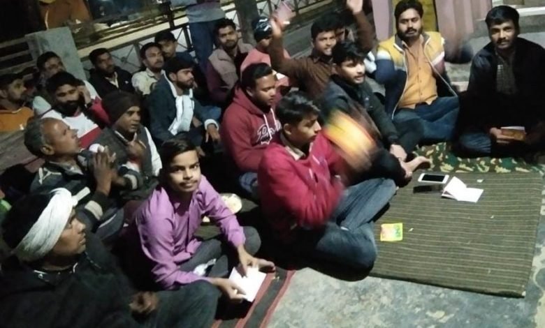 कासगंज: अमांपुर में बजरंग दल ने किया हनुमान चालीसा का पाठ फिर… कासगंज: अमांपुर में बजरंग दल ने किया हनुमान चालीसा का पाठ फिर…